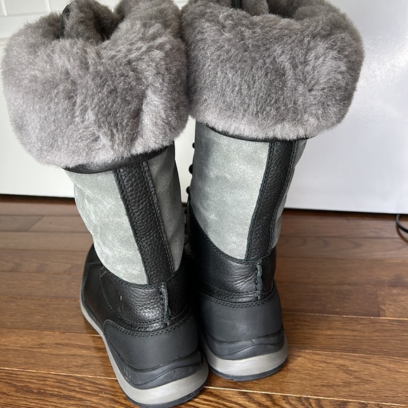 UGG ADIRONDACK III TALL BLACK GRAY WATERPROOF WOMENS SIZE 6 AUTHENTIC BOOTS - Picture 11 of 16